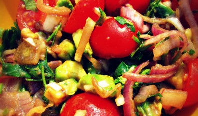 SALATĂ DE AVOCADO CU ROȘII CHERRY ȘI CEAPĂ ROȘIE