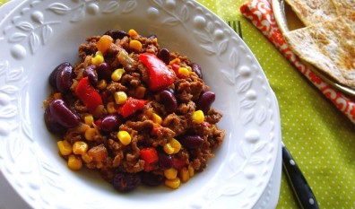 CHILI CON CARNE ȘI TORTILLAS CROCANTE CU MIRODENII