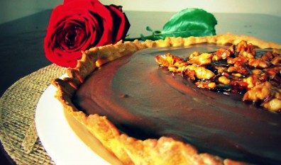 TARTĂ ȘI MINI-TARTE CU MARȚIPAN, CIOCOLATĂ ȘI NUCI CARAMELIZATE
