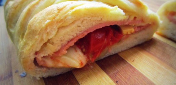PÂINE UMPLUTĂ ÎMPLETITĂ – CU MORTADELLA, ROSII SI BRÂNZĂ