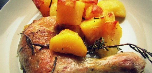 CARTOFI CU ROZMARIN ȘI PUI LA CUPTOR