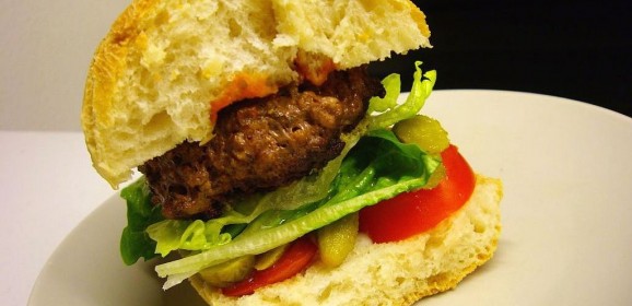 HAMBURGER DE VITĂ CU CIABATTA, ROȘII, SALATĂ ȘI CASTRAVEȚI MURAȚI