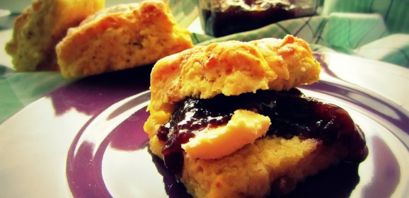 SCONES – PÂINE IRLANDEZĂ CU STAFIDE ȘI LAPTE BĂTUT