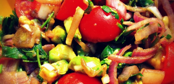 SALATĂ DE AVOCADO CU ROȘII CHERRY ȘI CEAPĂ ROȘIE