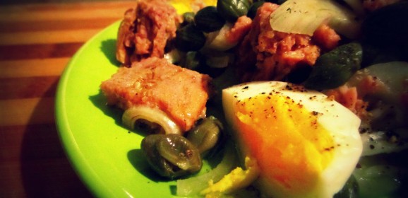 SALATĂ DE TON CU CEAPĂ, OUĂ ȘI CAPERE