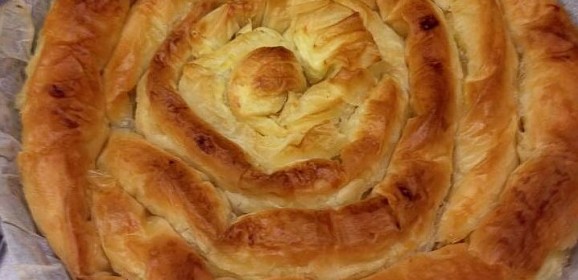 PLĂCINTĂ BULGĂREASCĂ CU BRÂNZĂ (BANITSA)