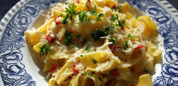 PASTE CU USTUROI, ULEI DE MĂSLINE ȘI CHILI