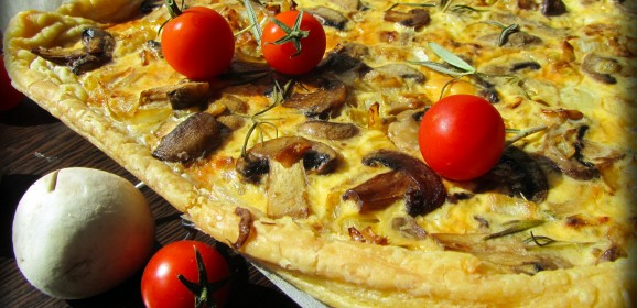 TARTĂ RAPIDĂ CU CIUPERCI, OREGANO ȘI CEAPĂ CARAMELIZATĂ