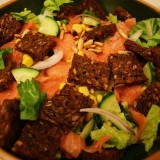 SALATĂ CU SOMON AFUMAT